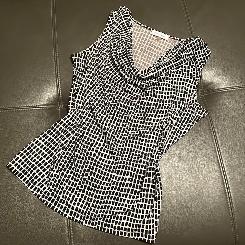 Calvin Klein top. Super sexy fit in black and white pattern